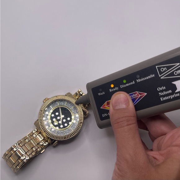 Luxury Meets Affordability: Stunning Real Diamond Watch! - Picture 4 of 4